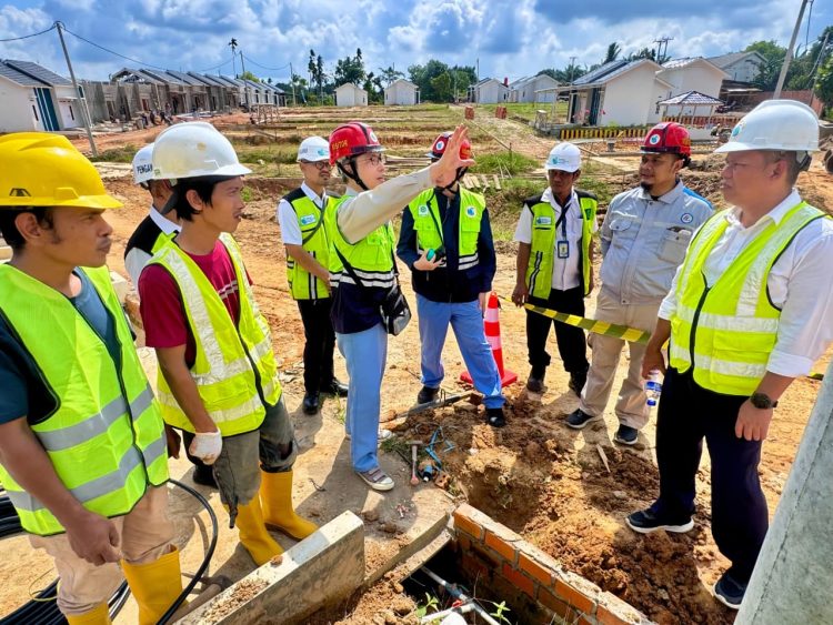 Tim Perumdam Tirta Mayang bersama perwakilan Osaka Municipal Waterworks Bureau meninjau lokasi proyek percontohan penurunan tingkat kehilangan air di Kota Jambi, Februari 2026. (Dok. Stepanus)