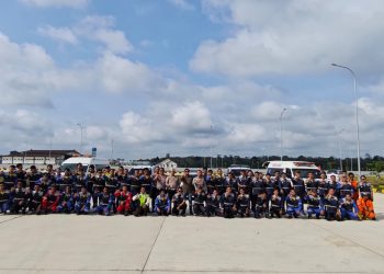 Poto bersama Personel Ditlantas Polda Jambi bersama karyawan PT Hakaaston berfoto usai mengikuti pelatihan safety driving di Rest Area KM 42 Jalur Pijoan, Jumat (13/2/2026). (Dok, Nahar)
