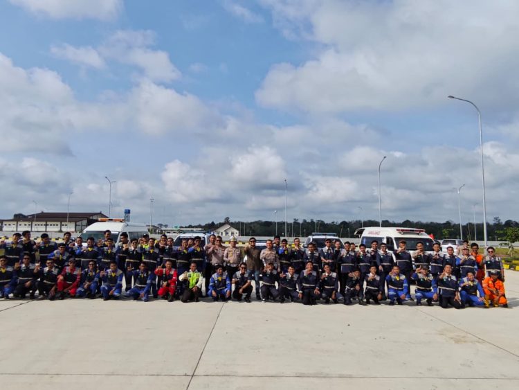 Poto bersama Personel Ditlantas Polda Jambi bersama karyawan PT Hakaaston berfoto usai mengikuti pelatihan safety driving di Rest Area KM 42 Jalur Pijoan, Jumat (13/2/2026). (Dok, Nahar)