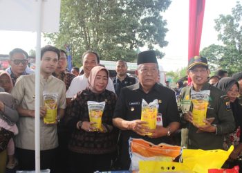 Wakil Gubernur Jambi Abdullah Sani (tengah) bersama jajaran saat membuka Gerakan Pasar Murah Serentak Provinsi Jambi di Citraland NGK, Kota Jambi, Jumat (13/2/2026) (Dok, Erit)