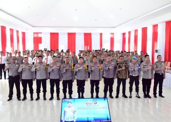 Wakapolda Jambi Brigjen Pol. B. Ali berfoto bersama jajaran Pejabat Utama dan personel Polresta Jambi usai memberikan arahan terkait profesionalisme, pengawasan internal, dan mitigasi potensi konflik, Jumat (13/2/2026). (Dok. Nahar)
