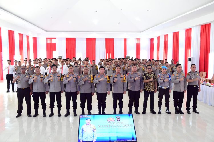 Wakapolda Jambi Brigjen Pol. B. Ali berfoto bersama jajaran Pejabat Utama dan personel Polresta Jambi usai memberikan arahan terkait profesionalisme, pengawasan internal, dan mitigasi potensi konflik, Jumat (13/2/2026). (Dok. Nahar)