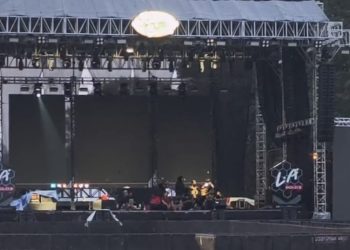 Persiapan panggung utama untuk event Riang & Ceria di Lapangan Bandara Lama, Kota Jambi, Jumat (13/2/2026). Acara bertema “Lupakan Mantan” tersebut dijadwalkan menghadirkan sejumlah musisi nasional pada Sabtu (14/2/2026). (Dok. Daus)