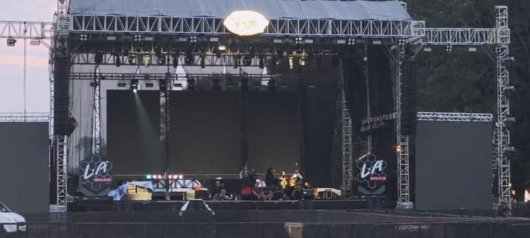 Persiapan panggung utama untuk event Riang & Ceria di Lapangan Bandara Lama, Kota Jambi, Jumat (13/2/2026). Acara bertema “Lupakan Mantan” tersebut dijadwalkan menghadirkan sejumlah musisi nasional pada Sabtu (14/2/2026). (Dok. Daus)