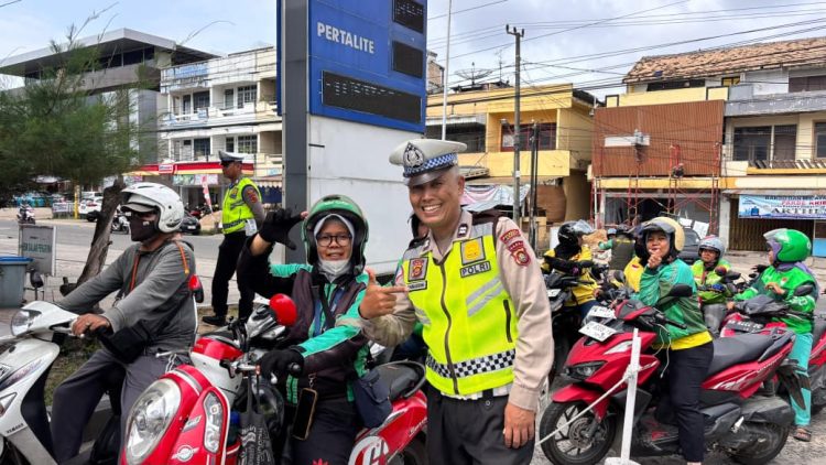 Personel Satlantas Polresta Jambi memberikan BBM gratis kepada pengemudi ojek online di sekitar SPBU KONI, Kota Jambi, Jumat (14/2/2026), (Dok. Nahar)