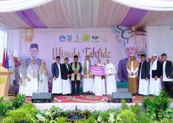Wakil Gubernur Jambi Abdullah Sani berfoto bersama jajaran pengurus yayasan, guru, dan wisudawan dalam Wisuda Akbar Tahfiz Al-Qur’an ke-15 SIT Nurul Ilmi Jambi di Lapangan SD IT Nurul Ilmi 2, Kota Jambi, Sabtu (14/2/2026). (Dok. Erit)