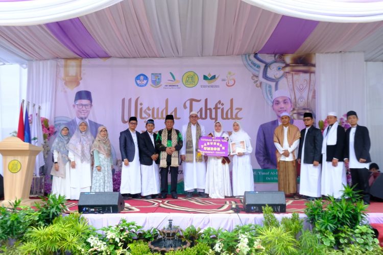 Wakil Gubernur Jambi Abdullah Sani berfoto bersama jajaran pengurus yayasan, guru, dan wisudawan dalam Wisuda Akbar Tahfiz Al-Qur’an ke-15 SIT Nurul Ilmi Jambi di Lapangan SD IT Nurul Ilmi 2, Kota Jambi, Sabtu (14/2/2026). (Dok. Erit)