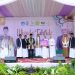 Wakil Gubernur Jambi Abdullah Sani berfoto bersama jajaran pengurus yayasan, guru, dan wisudawan dalam Wisuda Akbar Tahfiz Al-Qur’an ke-15 SIT Nurul Ilmi Jambi di Lapangan SD IT Nurul Ilmi 2, Kota Jambi, Sabtu (14/2/2026). (Dok. Erit)