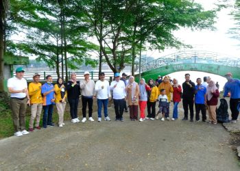 Wakil Gubernur Jambi Abdullah Sani bersama jajaran OPD dan masyarakat mengikuti gotong royong massal Gerakan Indonesia ASRI di kawasan Danau Sipin, Kota Jambi, Sabtu (14/2/2026). (Dok. Erit)