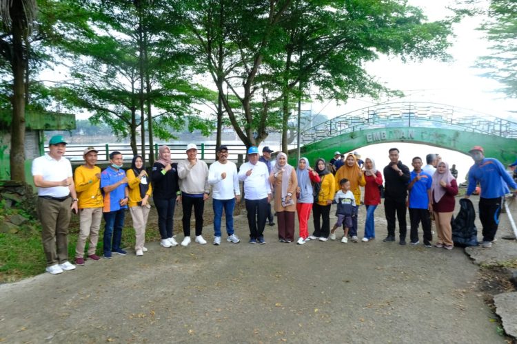 Wakil Gubernur Jambi Abdullah Sani bersama jajaran OPD dan masyarakat mengikuti gotong royong massal Gerakan Indonesia ASRI di kawasan Danau Sipin, Kota Jambi, Sabtu (14/2/2026). (Dok. Erit)