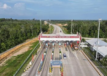 Gerbang Tol Bayung Lencir–Tempino di Jalan Tol Trans Sumatera terpantau ramai kendaraan saat long weekend perayaan Imlek, Kamis (13/2/2026), (Dok, HK)