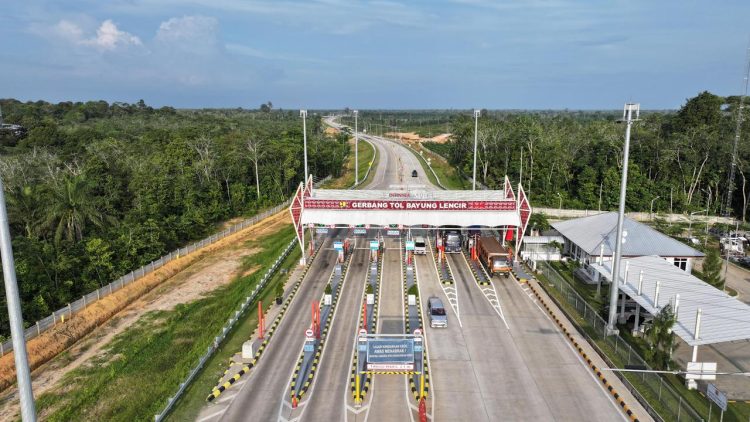Gerbang Tol Bayung Lencir–Tempino di Jalan Tol Trans Sumatera terpantau ramai kendaraan saat long weekend perayaan Imlek, Kamis (13/2/2026), (Dok, HK)