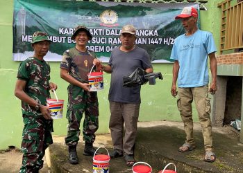 Prajurit Korem 042/Gapu bersama warga membersihkan Langgar Al Falah di Kelurahan Sungai Putri, Kecamatan Telanaipura, Kota Jambi, Minggu (15/2/2026) (Dok. Nahar)