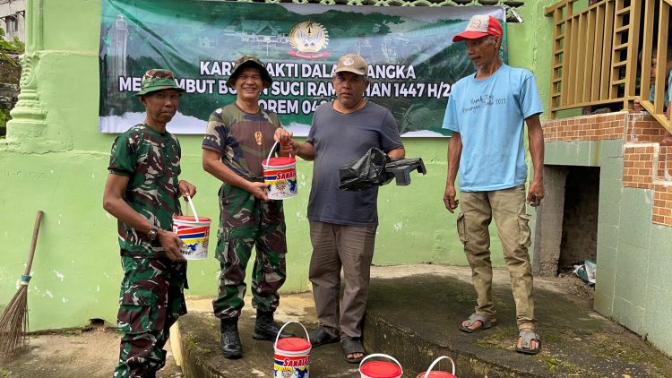 Prajurit Korem 042/Gapu bersama warga membersihkan Langgar Al Falah di Kelurahan Sungai Putri, Kecamatan Telanaipura, Kota Jambi, Minggu (15/2/2026) (Dok. Nahar)