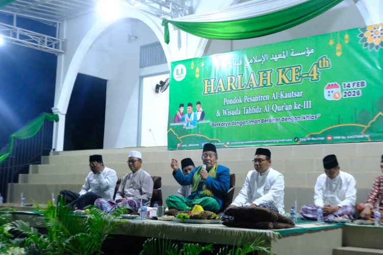 Wakil Gubernur Jambi Abdullah Sani menyampaikan tausiah pada peringatan Harlah ke-4 Pondok Pesantren Al-Kautsar dan Wisuda Tahfidz Al-Qur’an di Desa Pematang Gajah, Kabupaten Muaro Jambi, Sabtu (14/2/2026) (Dok.Erit)