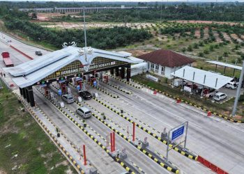 Gerbang tol di Jalan Tol Trans Sumatera terpantau ramai kendaraan selama long weekend perayaan Imlek, Sabtu (14/2/2026). (Dok. Humas HK)