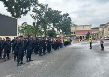 Personel Polda Jambi dan jajaran mengikuti apel kesiapan pengamanan perayaan Tahun Baru Imlek 2026 di wilayah hukum Polda Jambi. (Dok. Nahar)