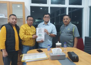 Pengurus DPD Partai Golkar Kabupaten Muaro Jambi menunjukkan dokumen hasil penyusunan kepengurusan periode 2026–2031 yang diserahkan kepada DPD Partai Golkar Provinsi Jambi. (Dok. Daus)