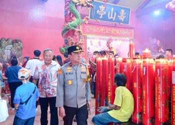 Wakapolda Jambi Brigjen Pol. B. Ali meninjau pelaksanaan ibadah dan pengamanan perayaan Tahun Baru Imlek di salah satu kelenteng di Kota Jambi, Selasa (17/2/2026). (Dok. Nahar)