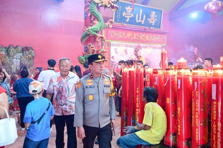 Wakapolda Jambi Brigjen Pol. B. Ali meninjau pelaksanaan ibadah dan pengamanan perayaan Tahun Baru Imlek di salah satu kelenteng di Kota Jambi, Selasa (17/2/2026). (Dok. Nahar)