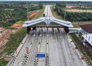 Gerbang Tol Muaro Sebapo di ruas Tol Betung–Tempino–Jambi, salah satu koridor JTTS yang mengalami peningkatan trafik selama periode long weekend perayaan Imlek, 16 Februari 2026. (Dok. Humas HK)