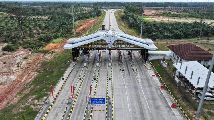 Gerbang Tol Muaro Sebapo di ruas Tol Betung–Tempino–Jambi, salah satu koridor JTTS yang mengalami peningkatan trafik selama periode long weekend perayaan Imlek, 16 Februari 2026. (Dok. Humas HK)