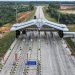 Gerbang Tol Muaro Sebapo di ruas Tol Betung–Tempino–Jambi, salah satu koridor JTTS yang mengalami peningkatan trafik selama periode long weekend perayaan Imlek, 16 Februari 2026. (Dok. Humas HK)