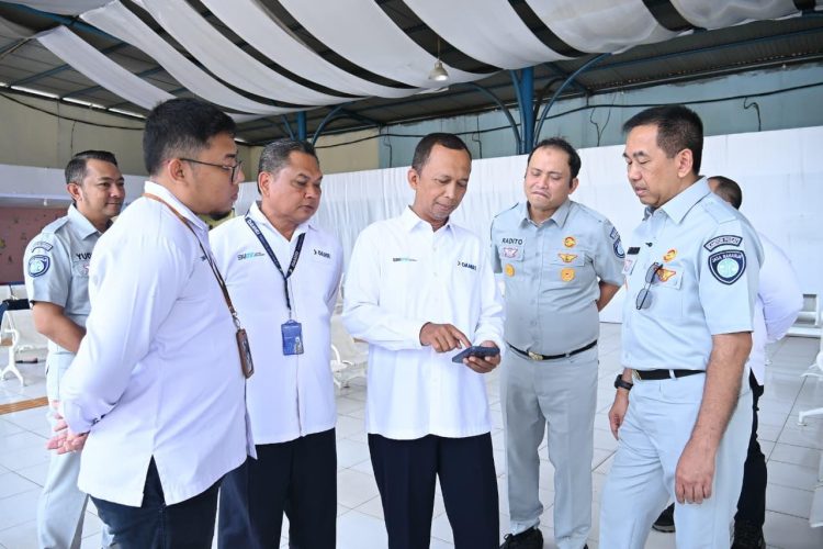 Direktur Utama Jasa Raharja Muhammad Awaluddin (tengah) berdiskusi dengan jajaran manajemen Perum DAMRI Cabang Kemayoran, Jakarta, Selasa (17/2/2026). (Dok. Humas JR)