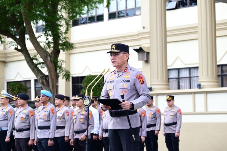Kapolda Jambi Irjen Pol. Krisno H. Siregar memimpin Upacara Bendera Kesadaran Nasional di Lapangan Hitam Mapolda Jambi, Rabu (18/2/2026). (Dok. Nahar)