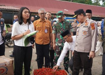 Danrem 042/Gapu Kolonel Inf. Nyamin bersama Wakil Gubernur Jambi Abdullah Sani dan Wakapolda Jambi Brigjen Pol. Beny Ali meninjau langsung harga serta ketersediaan cabai di Pasar Induk Angso Duo, Kota Jambi, Rabu (17/2/2026) (Dok. Nahar)