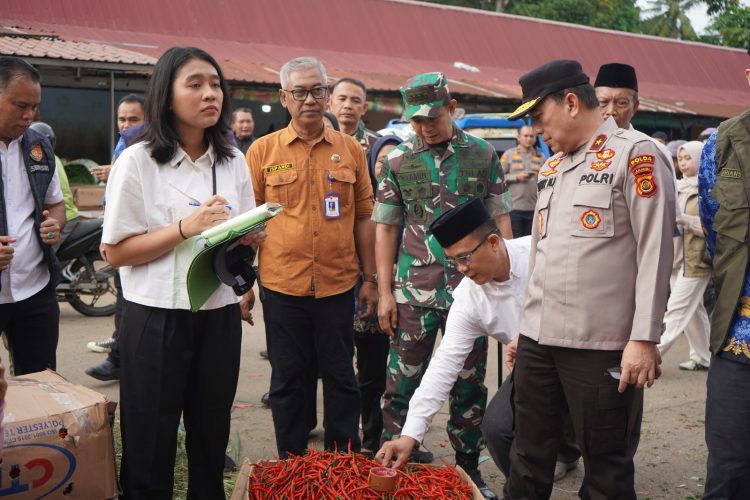 Danrem 042/Gapu Kolonel Inf. Nyamin bersama Wakil Gubernur Jambi Abdullah Sani dan Wakapolda Jambi Brigjen Pol. Beny Ali meninjau langsung harga serta ketersediaan cabai di Pasar Induk Angso Duo, Kota Jambi, Rabu (17/2/2026) (Dok. Nahar)