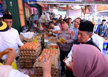 Wakapolda Jambi Brigjen Pol. B. Ali bersama Wakil Gubernur Jambi Abdullah Sani dan Danrem 042/Garuda Putih Kolonel Inf. Nyamin meninjau harga dan ketersediaan telur di Pasar Tradisional Angso Duo, Kota Jambi, Rabu (18/2/2026) (Dok. Nahar)
