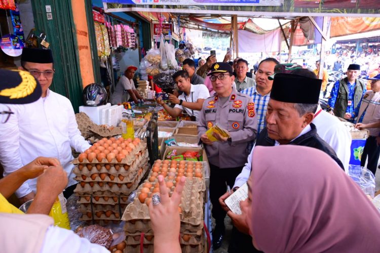 Wakapolda Jambi Brigjen Pol. B. Ali bersama Wakil Gubernur Jambi Abdullah Sani dan Danrem 042/Garuda Putih Kolonel Inf. Nyamin meninjau harga dan ketersediaan telur di Pasar Tradisional Angso Duo, Kota Jambi, Rabu (18/2/2026) (Dok. Nahar)