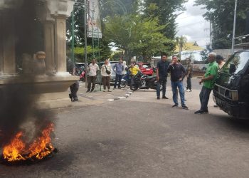 Sejumlah massa dari LKPMI menggelar aksi unjuk rasa di halaman Kantor Wali Kota Jambi, Rabu (18/2/2026), (Dok. Ados)
