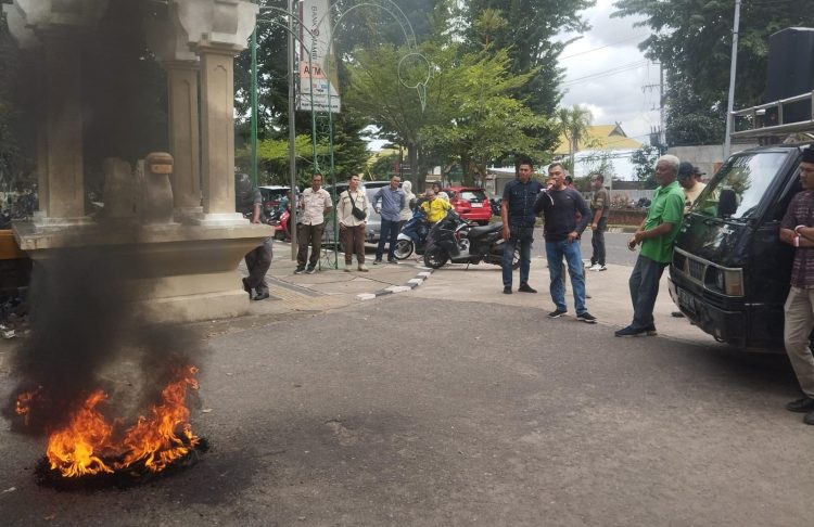Sejumlah massa dari LKPMI menggelar aksi unjuk rasa di halaman Kantor Wali Kota Jambi, Rabu (18/2/2026), (Dok. Ados)