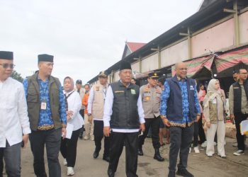 Wakil Gubernur Jambi Abdullah Sani bersama unsur Forkopimda, TNI-Polri, Bulog, dan Badan Pangan Nasional meninjau harga dan ketersediaan bahan pangan saat sidak di Pasar Angso Duo Baru, Kota Jambi, Rabu (18/2/2026). (Dok. Stepanus)