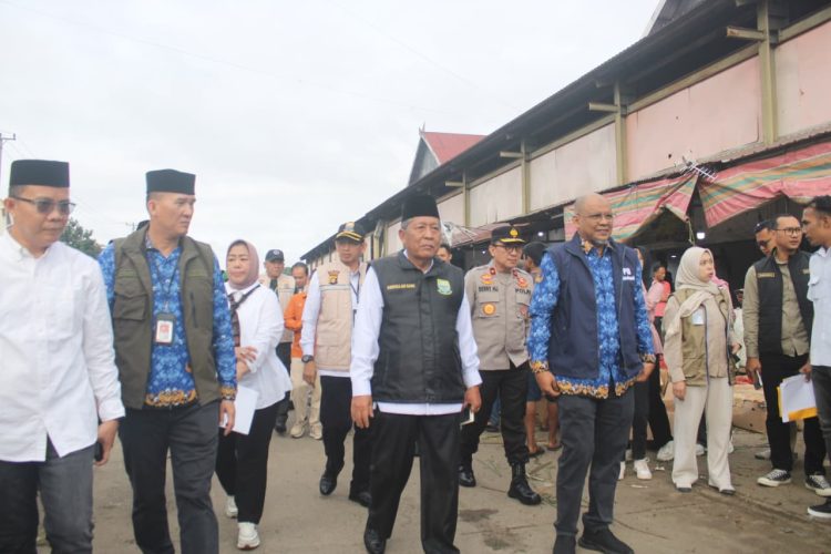 Wakil Gubernur Jambi Abdullah Sani bersama unsur Forkopimda, TNI-Polri, Bulog, dan Badan Pangan Nasional meninjau harga dan ketersediaan bahan pangan saat sidak di Pasar Angso Duo Baru, Kota Jambi, Rabu (18/2/2026). (Dok. Stepanus)