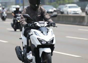 Ilustrasi Seorang pengendara sepeda motor melintas di jalan raya. (Dok. Sinsen)
