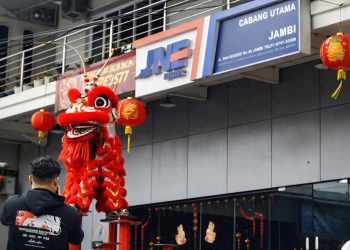 Pertunjukan barongsai memeriahkan perayaan Tahun Baru Imlek 2577 di salah satu kantor cabang utama JNE di Jambi, Selasa (17/2/2026). (Dok. Daus)