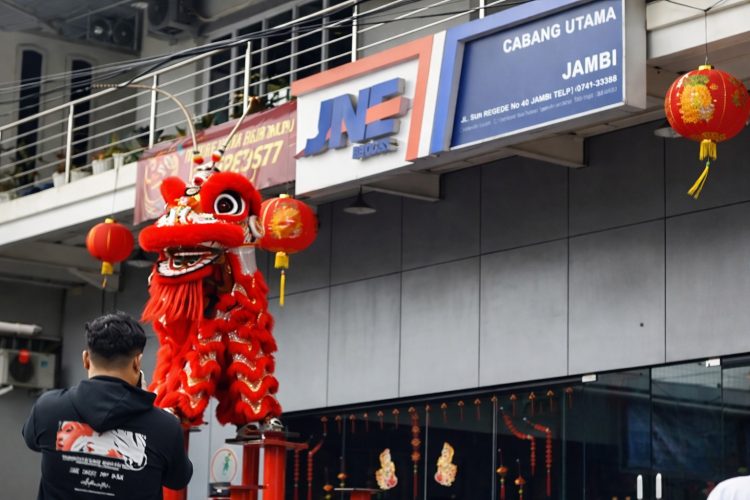 Pertunjukan barongsai memeriahkan perayaan Tahun Baru Imlek 2577 di salah satu kantor cabang utama JNE di Jambi, Selasa (17/2/2026). (Dok. Daus)