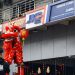 Pertunjukan barongsai memeriahkan perayaan Tahun Baru Imlek 2577 di salah satu kantor cabang utama JNE di Jambi, Selasa (17/2/2026). (Dok. Daus)