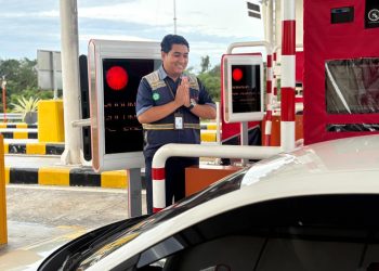 Petugas melayani pengguna jalan di gerbang tol Jalan Tol Trans Sumatera saat periode libur panjang Imlek 2026. (Dok. Humas HK)