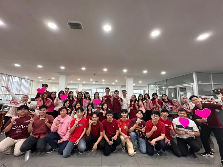 Karyawan PT Sinar Sentosa Primatama (Sinsen) Jambi mengikuti kegiatan Employee Appreciation Day bertepatan dengan peringatan Hari Valentine 2026 di kantor perusahaan, Sabtu (14/2/2026). (Dok. Sinsnen)
