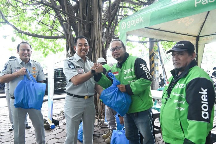 Direktur Utama Jasa Raharja Muhammad Awaluddin (tengah) menyerahkan bantuan kepada perwakilan komunitas ojek online saat kunjungan kerja di Basecamp Ojol Rawa Buaya, Jakarta Barat, Selasa (17/2/2026). (Dok. humas JR Jambi)