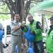 Direktur Utama Jasa Raharja Muhammad Awaluddin (tengah) menyerahkan bantuan kepada perwakilan komunitas ojek online saat kunjungan kerja di Basecamp Ojol Rawa Buaya, Jakarta Barat, Selasa (17/2/2026). (Dok. humas JR Jambi)