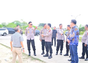 Kapolda Jambi Irjen Pol. Krisno H. Siregar didampingi pejabat utama Polda Jambi meninjau lokasi rencana pembangunan Gerai Samsat Polres Muaro Jambi di kawasan CRC Jambi, Jumat (20/2/2026). (Dok. Nahar)