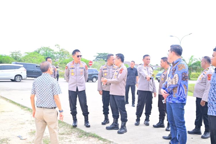 Kapolda Jambi Irjen Pol. Krisno H. Siregar didampingi pejabat utama Polda Jambi meninjau lokasi rencana pembangunan Gerai Samsat Polres Muaro Jambi di kawasan CRC Jambi, Jumat (20/2/2026). (Dok. Nahar)