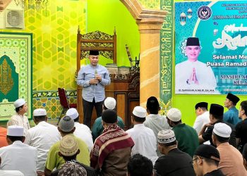 Kakanwil Ditjenpas Jambi Irwan Rahmat Gumilar menyampaikan tausiah kepada warga binaan saat shalat tarawih malam kedua Ramadan 1447 H di Masjid At-Taubah Lapas Kelas IIA Jambi, Kamis (29/2/2026). (Dok. Nahar)