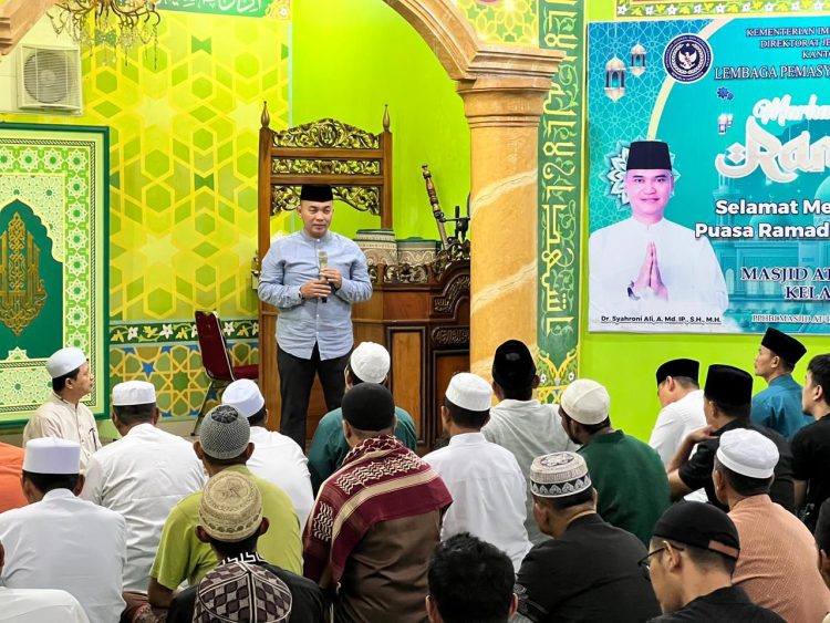Kakanwil Ditjenpas Jambi Irwan Rahmat Gumilar menyampaikan tausiah kepada warga binaan saat shalat tarawih malam kedua Ramadan 1447 H di Masjid At-Taubah Lapas Kelas IIA Jambi, Kamis (29/2/2026). (Dok. Nahar)