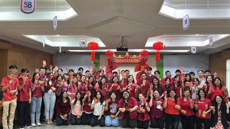 Manajemen dan karyawan PT Sinar Sentosa Primatama (Sinsen) berfoto bersama usai perayaan Tahun Baru Imlek 2026 di kantor Sinsen, Jambi, sebagai bentuk kebersamaan dan penguatan solidaritas tim. (Dok.Sinsen)